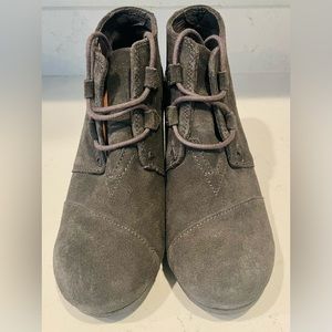 TOMS Womens Boots Grey Suede Wedge Heel Ankle Booties Size 9.5 Desert